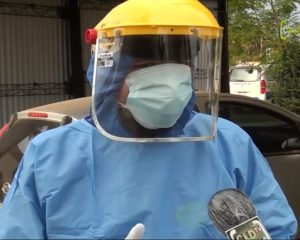 El Dr. Martín Atilio, que trabajó intensamente para OFI, en la imagen cumpliendo tareas de hisopados en San José junto a los colegas de CLD TV