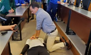 El Dr. Melo en una capacitación en AUF sobre primeros auxilios