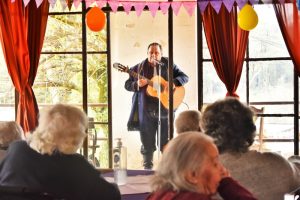 El músico brindó una actuación para los abuelos del hogar de ancianos