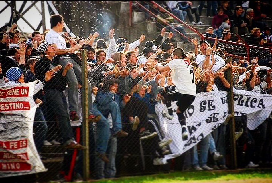 En Salto extrañarán estos festejos de gol del Sapo Vera para Ferro tras la confirmación de que no habrá fútbol local en 2020