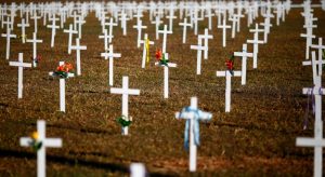 Instalación de 1.000 cruces frente al Congreso en Brasilia, en una protesta contra el presidente brasileño Jair Bolsonaro.(FOTO AFP, El País de Madrid)