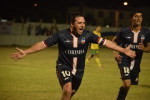 La boca llena de gol, la noche en la que superó la línea de Tomás Correa para ser el máximo artillero (Foto Adrián Trabadelo)