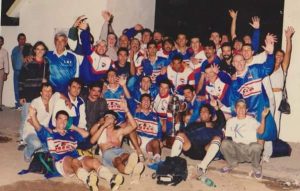 Minutos después de ser Campeones del Este, salió la instantánea con la Copa. Fue en Treinta y Tres, en marzo de 1999