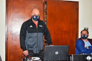 Néstor Izquierdo, anoche, encabezando la clase de la Escuela