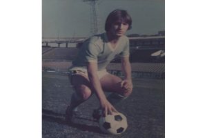 Pablo Alonso defendiendo a Uruguay en el Estadio Centenario.