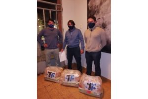 Rodrigo Pérez y dirigentes de instituciones en la entrega de canastas solidarias