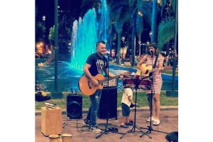 Álvaro Cáceres con la cantante Yandira Castro brindando un show en Plaza Libertad. Fuente Instagram