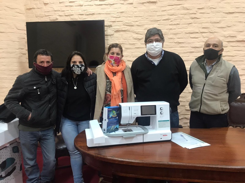 La Intendenta Adriana Peña y el Director de Desarrollo Raúl Oyenard entregaron la máquina de coser a Aurora Bernaschina