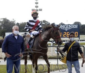La clásica foto de los ganadores con el destaque al jockey Cornelli (foto Maroñas)