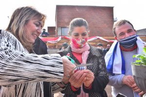 Ministra Irene Moreira, Intendenta Adriana Peña y el presidente de la Cooperativa Miguel Ramírez inauguraron las vuviendas