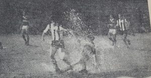 Ricardo Cirullo tomó esta imagen en la Copa República de 1977, diluviaba en Minas y Tomás Correa disputa la pelota con Montelongo. El Montevideo Wanderers superó a Lavalleja