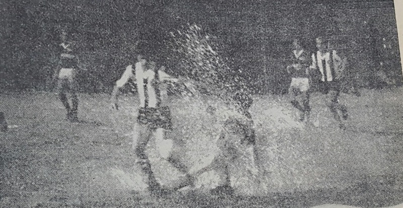 Ricardo Cirullo tomó esta imagen en la Copa República de 1977, diluviaba en Minas y Tomás Correa disputa la pelota con Montelongo. El Montevideo Wanderers superó a Lavalleja