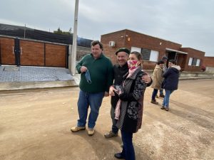 Tras la inauguración de las viviendas 9 de Octubre se juntaron para la foto