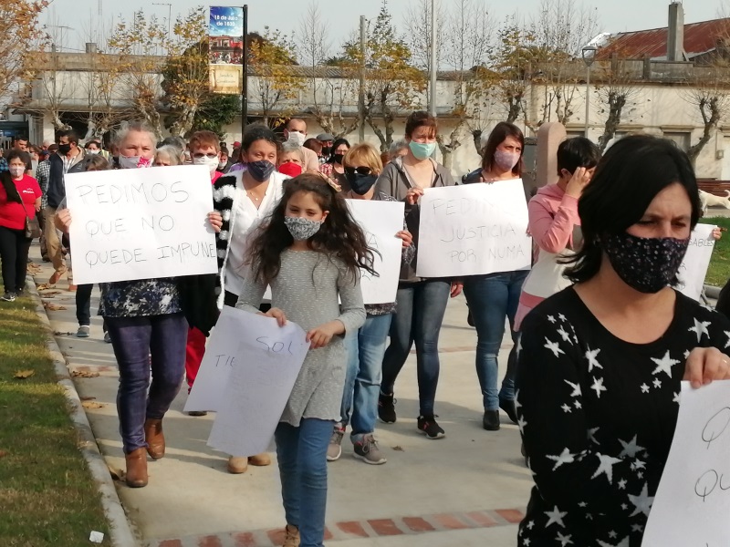 Varios vecinos participaron de la manifestación con carteles 2