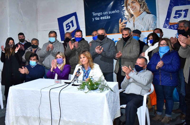 Adriana Peña rodeada de dirigentes de la lista 51