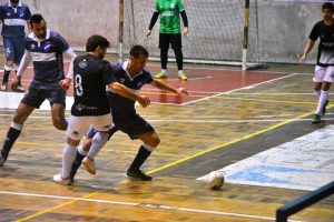 Alexis Duque (Z) uno de los mejores futbolistas de salón en la actualidad del medio, luchando por el balón ante la marca de un rival.