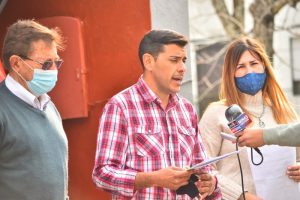 El candidato a alcalde Roberto Frachia, el candidato a intendente Pablo Fuentes y Ekaterine Lemos