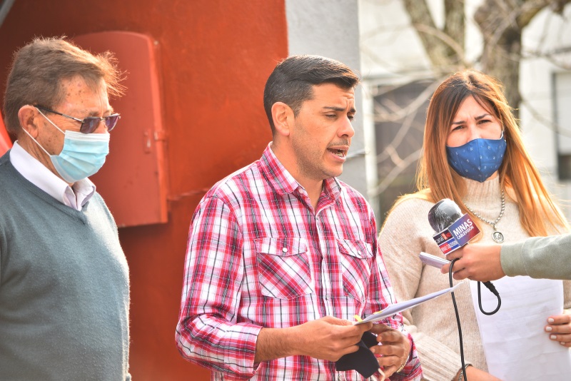 El candidato a alcalde Roberto Frachia, el candidato a intendente Pablo Fuentes y Ekaterine Lemos
