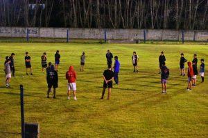 Respetando el distanciamiento, el entrenador hace hincapié en aspectos sanitarios previo al movimiento.