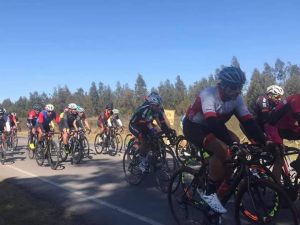Alexander González tirando en el grupo de la categoría Master más de 30