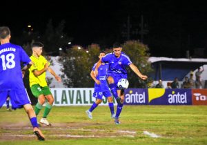Allá lejos, hace 6 meses, Facundo Bon dominando la pelota ante Canelones del Este