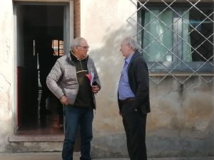 Antonio Pereyra Montes, presidente de la Liga de Rocha y Mario Cheppi, presidente de OFI, conversando sobre aspectos económicos, el sábado en Treinta y Tres (foto Walter Acarino)