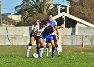 Bruzzone cubre la pelota ante Martín Brun. El sábado se volverán a ver las caras en suelo maragato