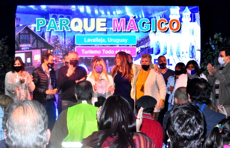 Carol Aviaga y sus adherente su Parque Magico