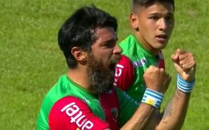 El Loco Abreu celebra su gol para empatarle a Danubio tras caer 0-2