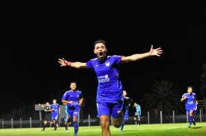El goleador Martin Brun regresó a los entrenamientos. En la foto se lo ve festejando en la noche que Lavalleja dejaba por el camino a Rocha. Foto Diario La Unión