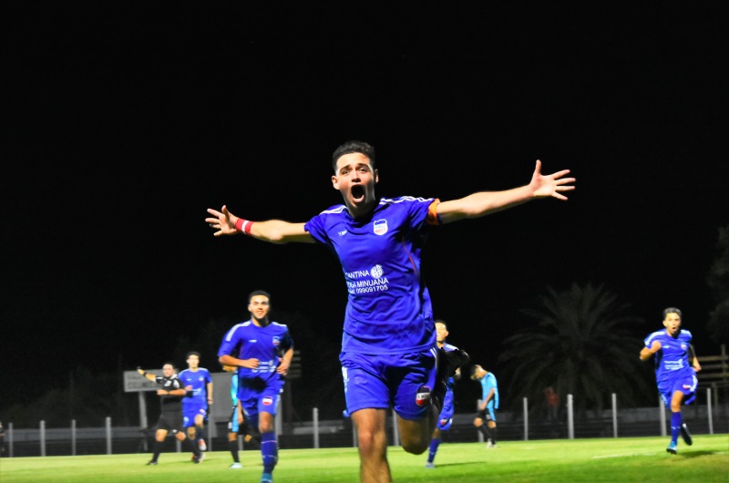 El goleador Martin Brun regresó a los entrenamientos. En la foto se lo ve festejando en la noche que Lavalleja dejaba por el camino a Rocha. Foto Diario La Unión
