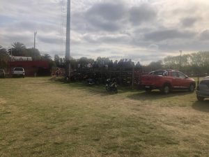 La tribuna de Independiente de Trinidad con mucho público observando el clásico de Sub 15. Los árbitros denunciaron la irregularidad