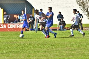 Los capitanes Bruzzone y Bon disputan el esférico Se espera un aguerrido partido en tierras maragatas
