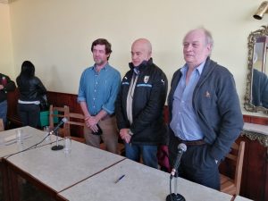 Los presidentes de AUF, Ec. Ignacio Alonso, la Confederación del Este, Willan Muñoz y la OFI, Prof. Mario Cheppi, el sábado en pleno Congreso de la región (foto Walter Acarino)