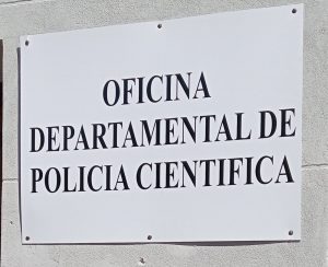 Of. Deptal. Pol. Cientifica cartel puerta