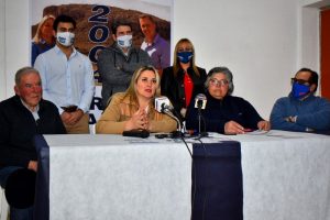 Parados Agustín Giacobbe, Cr. Gonzalo Alonso y Giselle Díaz. Sentados José María Correa, Andrea Aviaga, Rosario Pereira y Dr. Carlos Pereira