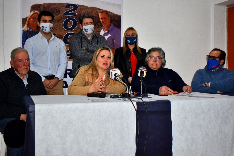 Parados Agustín Giacobbe, Cr. Gonzalo Alonso y Giselle Díaz. Sentados José María Correa, Andrea Aviaga, Rosario Pereira y Dr. Carlos Pereira