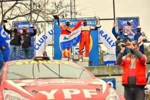 Seba González y Rodrigo Zeballos con la bandera del departamento tan arriba como ellos en el Rally. Repitieron triunfo y lideran