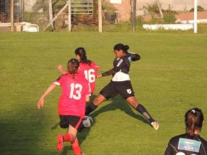 Valentina Bresó (número 13), en su tarde del debut en primera división del Fútbol Uruguayo con sólo 15 años