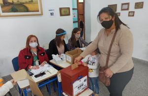 Verónica Machado concurrió a sufragar el domingo acompañada de su hija Helena