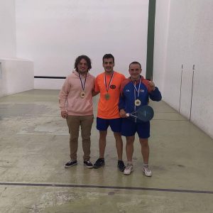 Andrés Martínez, al centro, junto a sus compañeros de equipo, tras la victoria en Colonia el pasado fin de semana