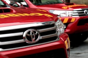 Bomberos frentes de camionetas