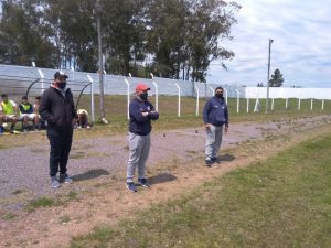 Cumpliendo con el protocolo el cuerpo técnico del Sub 20 de Unión Barrio Coya