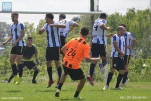 El tiro libre de Joaquín Tejería pasó la línea de la barrera pero no pudo terminar en la red