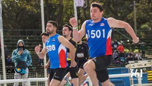 En el remate de los 100 metros, Santiago Rodríguez (1501) a pura potencia y a su derecha, Mauro Costa, en gran rendimiento (foto CAU)