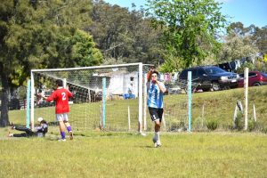 Enzo Cedrés celebra uno de los goles que ayer concretó ante Granjeros