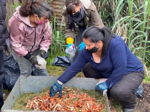 Verónica Machado y equipo en la fase final de la construcción