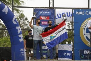 Álvaro Villete exhibe su trofeo con el mismo orgullo que porta la bandera del departamento (foto gentileza Víctor Modino)