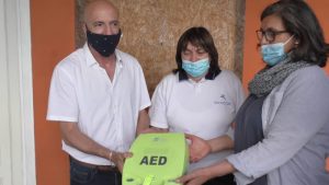 El coordinador Bringa y la profesora Torterolo en la entrega del desfibrilador de ayer