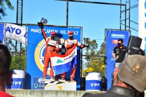 El momento sagrado. Sebastián González junto a Rodrigo coco Zeballos, trofeos en mano, celebran la obtención del Campeonato Nacional